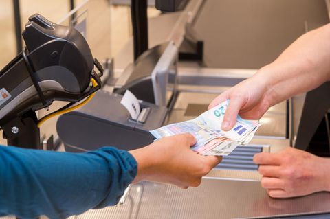 Bargeld an der Supermarktkasse