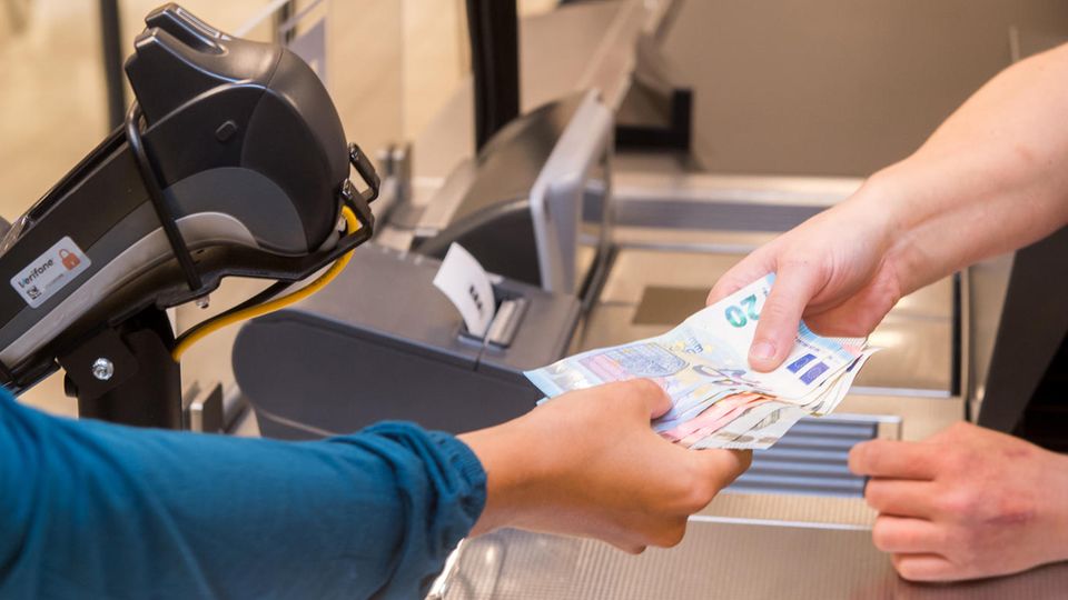 Bargeld an der Supermarktkasse