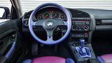 Wie es bei BMW zu dieser Zeit üblich, ist das Cockpit zum Fahrer geneigt