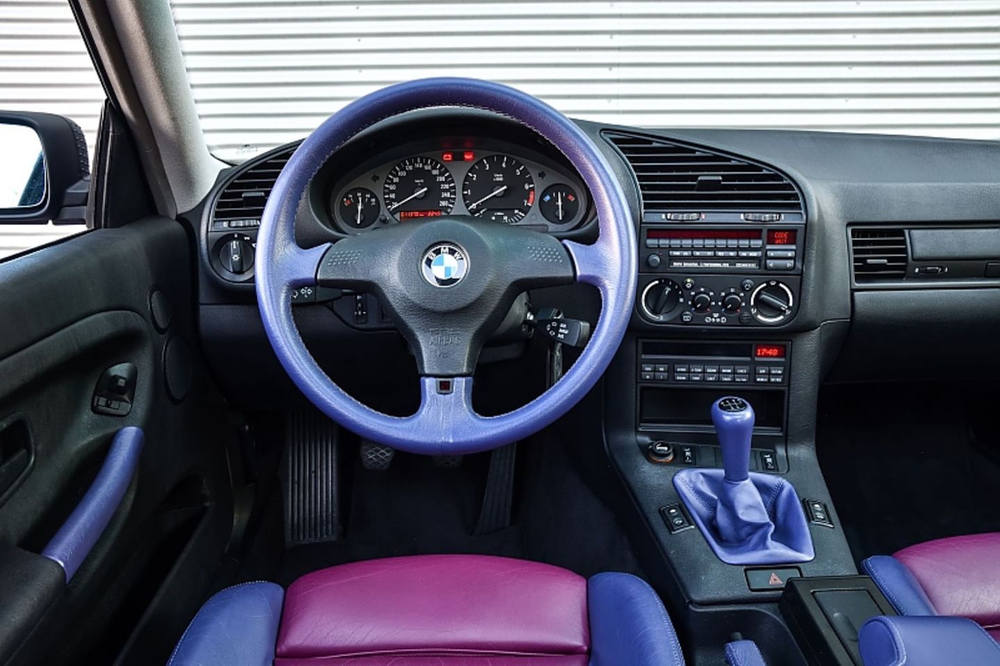 Wie es bei BMW zu dieser Zeit üblich, ist das Cockpit zum Fahrer geneigt