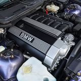 Der Sechszylindermotor im BMW E36 325i Coupé hat den internen Code M50B25