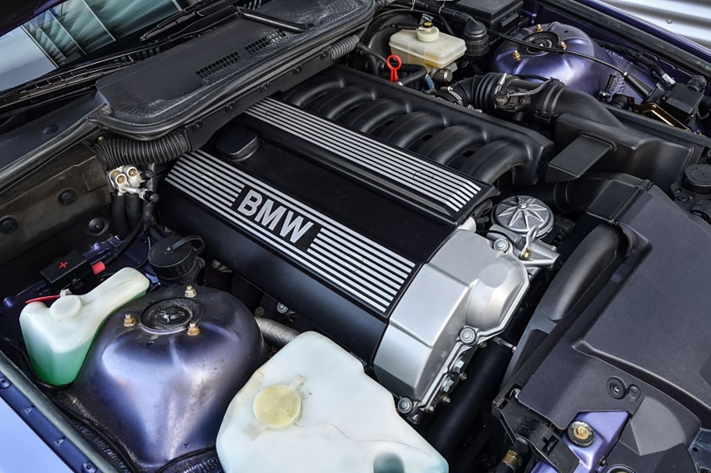 Der Sechszylindermotor im BMW E36 325i Coupé hat den internen Code M50B25