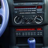 Ein Kassettenradio und ein Bordcomputer sind auch verbaut