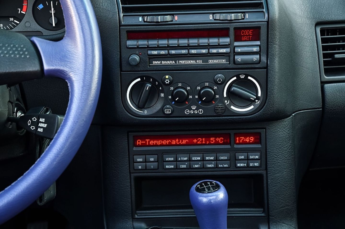 Ein Kassettenradio und ein Bordcomputer sind auch verbaut