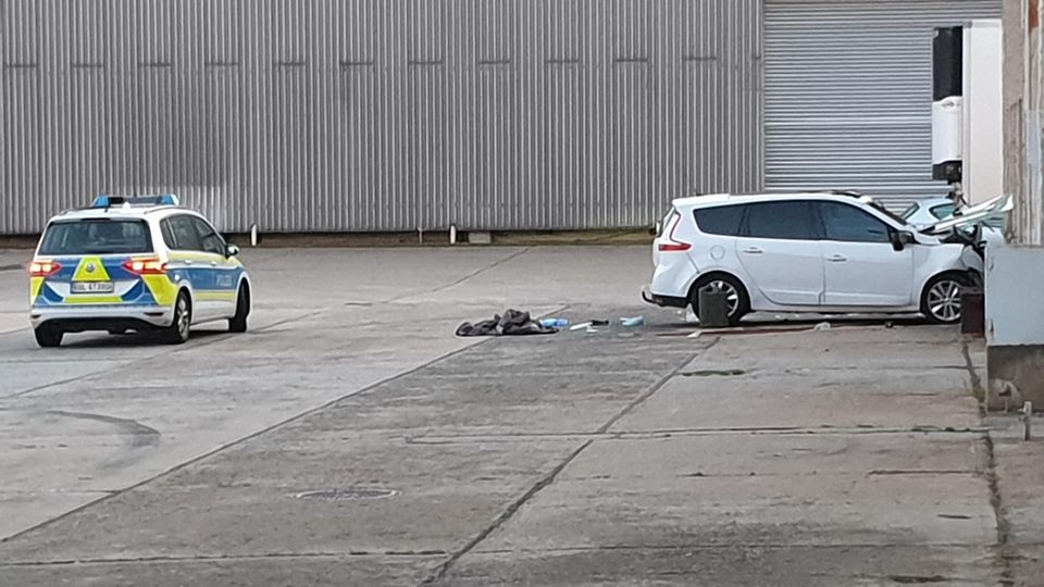 Nachrichten Deutschland Werder Nachrichten aus Deutschland: Verunfallter Wagen in Werder