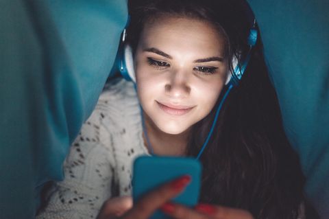 Smartphones gehören selbst für Kinder längst zum Alltag (Symbolbild)
