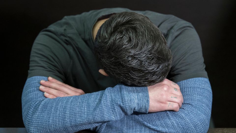 Der Angeklagte Ali B. Der Angeklagte Ali B. verbirgt auf der Anklagebank sein Gesicht vor den Kameras der Journalisten