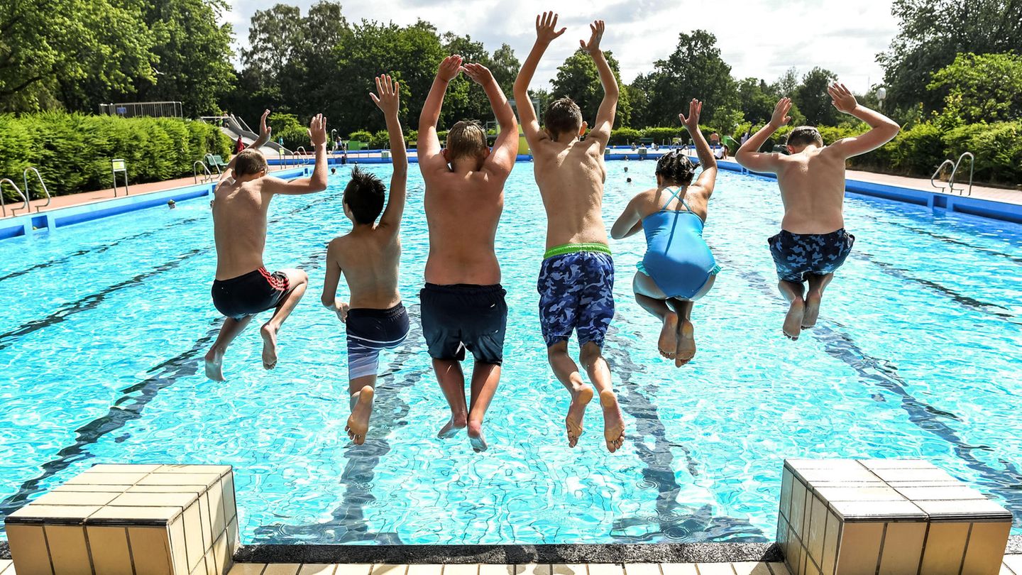 Kinder springen ins Freibad
