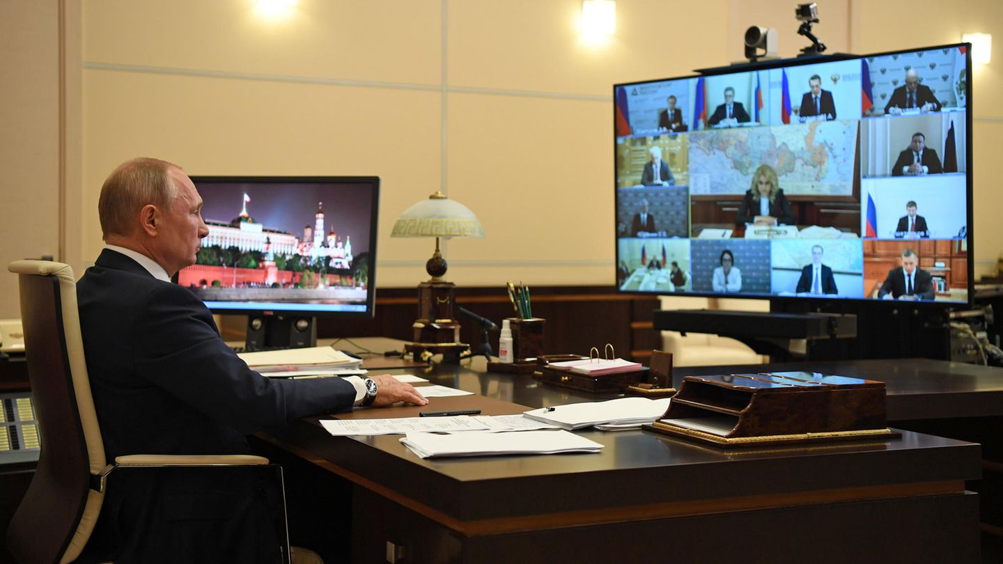 Wladimir Putin während einer Videokonferenz mit russischen Regierungsbeamten