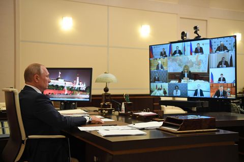 Wladimir Putin während einer Videokonferenz mit russischen Regierungsbeamten