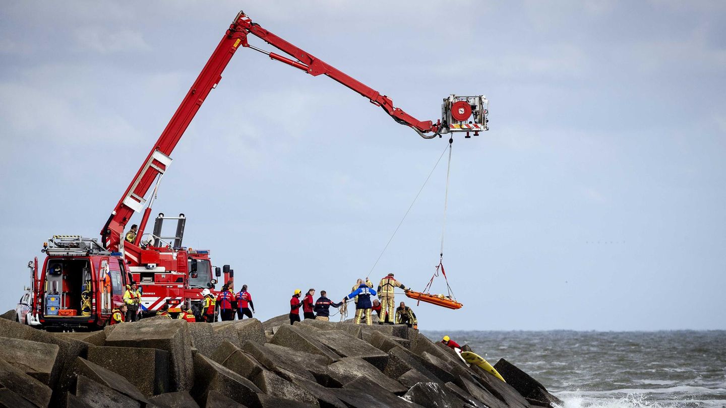 Rettungskräfte bergen eine Leiche an der Küste von Scheveningen in den Niederlanden