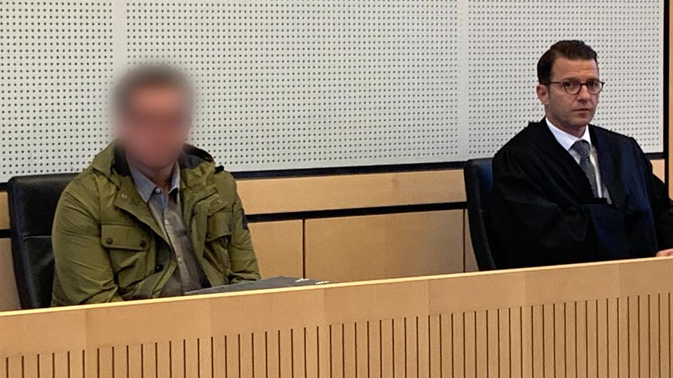 Nachrichten Deutschland Limburg Der Angeklagte sitzt im Gerichtssaal neben seinem Verteidiger