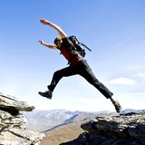 Brooks Range Traverse in Alaska, USA  Dieser siebentägige Tour durch die Wildnis ist nur etwas für Profis. Ein mutiger Wanderer springt entlang der Brooks Range Traverse über Felsspalten in der Nähe des Noatak River.