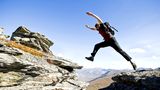 Brooks Range Traverse in Alaska, USA  Dieser siebentägige Tour durch die Wildnis ist nur etwas für Profis. Ein mutiger Wanderer springt entlang der Brooks Range Traverse über Felsspalten in der Nähe des Noatak River.