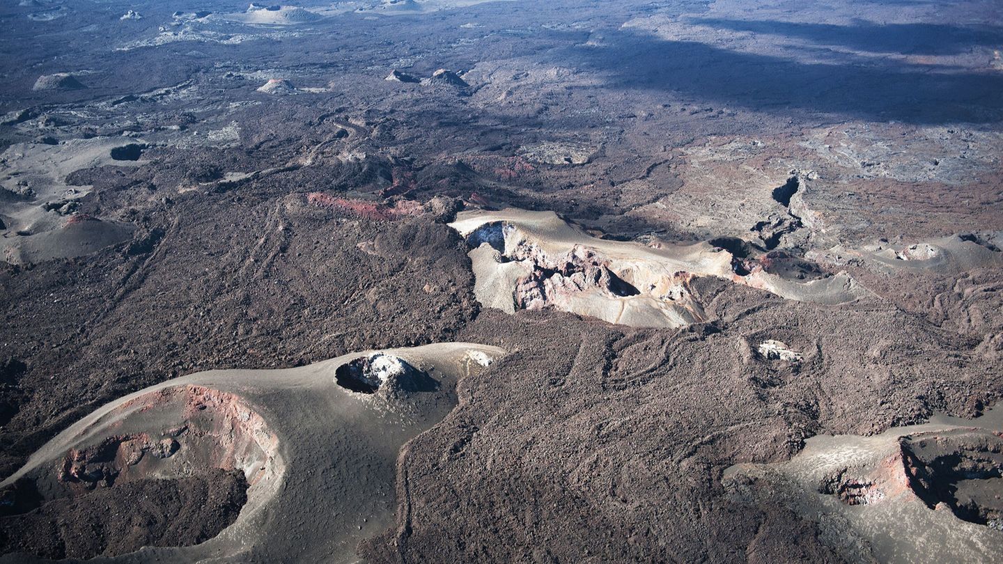 The Sierra Negra, Galápagosinseln, Ecuador  1000 Kilometer westlich von Ecuador befindet sich im Pazifischen Ozean nicht nur ein Tierparadies, sondern auf  Isabela Island auch eine vulkanischen Urlandschaft. Eine leichte Wanderung führt durch eine mondähnliche Kraterlandschaft aus beigen, purpurroten und ockerfarbenen Felsen, Fumarolen und zerklüfteten Felsvorsprüngen.