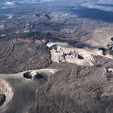 The Sierra Negra, Galápagosinseln, Ecuador  1000 Kilometer westlich von Ecuador befindet sich im Pazifischen Ozean nicht nur ein Tierparadies, sondern auf  Isabela Island auch eine vulkanischen Urlandschaft. Eine leichte Wanderung führt durch eine mondähnliche Kraterlandschaft aus beigen, purpurroten und ockerfarbenen Felsen, Fumarolen und zerklüfteten Felsvorsprüngen.