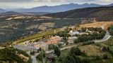 Jakobsweg, u.a. Frankreich und Spanien  Europas berühmter 800 Kilometer langer Pilgerweg, der Camino de Santiago, wird am häufigsten auf dem Abschnitt zwischen den französischen Pyrenäen und Santiago de Compostela begangen. Hier im Bild das Dorf O Cebreiro. Es ist die erste Station für Pilger in Galicien.