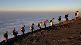 Stromboli, Italien  Auf zum Gipfel des mindestens seit 3000 Jahren aktiven Vuilkans, der auf einer Insel vor der Nordostküste Siziliens liegt. Die Besteigung des Stromboli nimmt ungefähr fünf Stunden für den Hin- und Rückweg in Anspruch.