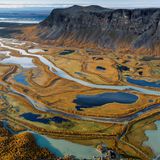 Bild 1 von 10 der Fotostrecke zum Klicken:  Sarek Nationalpark, Schweden  Im Norden Schwedens gibt es in Lappland eine Naturlandschaft mit ausgedehnten Tälern, herrlichen Wäldern, Flüssen, Seen und Gletschern – eine Wildnis, die von Menschenhand unberührt erscheint. Im Bild die Region Rapadalen in dem 1919 gegründeten Nationalpark, ein Gebiet, in das sich nur Wanderer mit viel Erfahrung wagen sollten.
