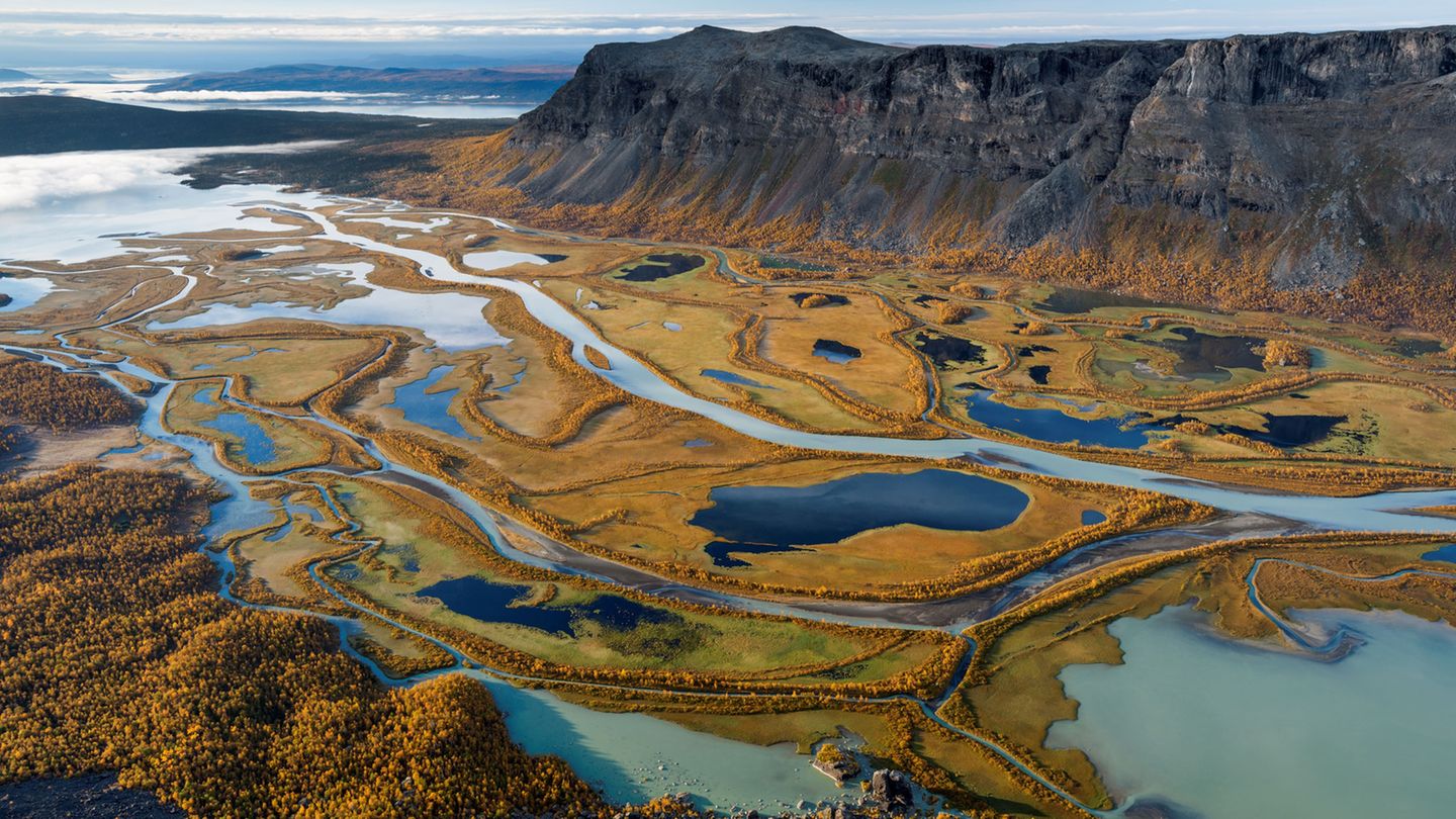 Bild 1 von 10 der Fotostrecke zum Klicken:  Sarek Nationalpark, Schweden  Im Norden Schwedens gibt es in Lappland eine Naturlandschaft mit ausgedehnten Tälern, herrlichen Wäldern, Flüssen, Seen und Gletschern – eine Wildnis, die von Menschenhand unberührt erscheint. Im Bild die Region Rapadalen in dem 1919 gegründeten Nationalpark, ein Gebiet, in das sich nur Wanderer mit viel Erfahrung wagen sollten.