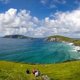 The Dingle Way, Irland  Eine 170 Kilometer lange Wanderung in Form einer Schleife: Auf Wanderwegen und kleinen, einsamen Landstraßen, die als "boreens" bezeichnet werden, geht es zu Fuß durch die Hügellandschaften des Mount Brandon, vorbei an wilden Stränden, weiten Mooren und Ackerland mit Schafen und Steinhäusern.