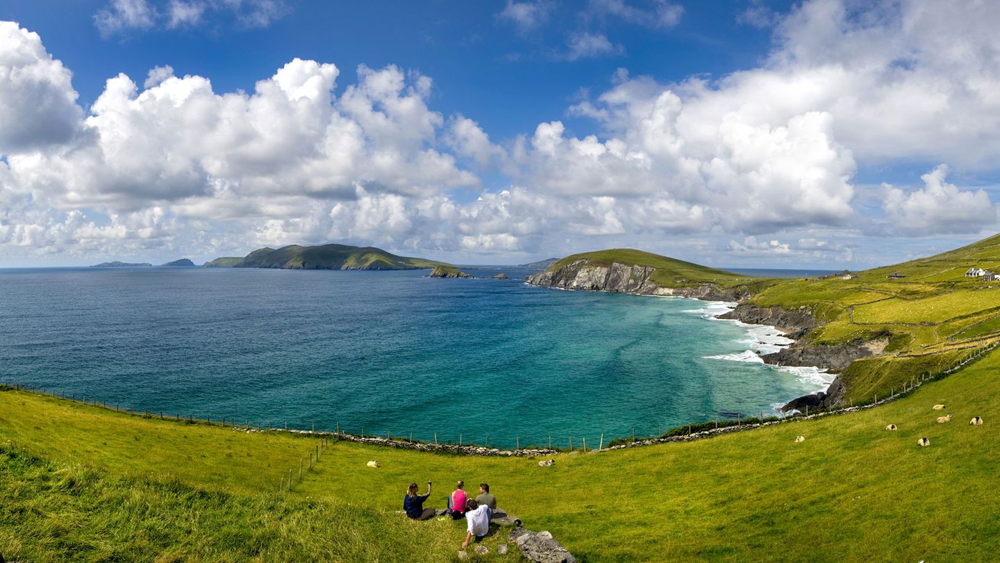 The Dingle Way, Irland  Eine 170 Kilometer lange Wanderung in Form einer Schleife: Auf Wanderwegen und kleinen, einsamen Landstraßen, die als "boreens" bezeichnet werden, geht es zu Fuß durch die Hügellandschaften des Mount Brandon, vorbei an wilden Stränden, weiten Mooren und Ackerland mit Schafen und Steinhäusern.
