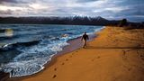 Geat Baikal Tail, Russland  Dieser Fernwanderweg soll einmal rund um den ältesten und tiefsten See der Welt führen. Noch ist er nicht fertiggestellt, aber ein leicht zugänglicher Abschnitt von 58 Kilometern Länge beginnt in Listwjanka, einem eigenwilligen Kurort, und führt am Seeufer entlang bis zur Gemeinde Bolschie Goloustnoje, von wo aus man per Bus nach Irkutsk gelangt.