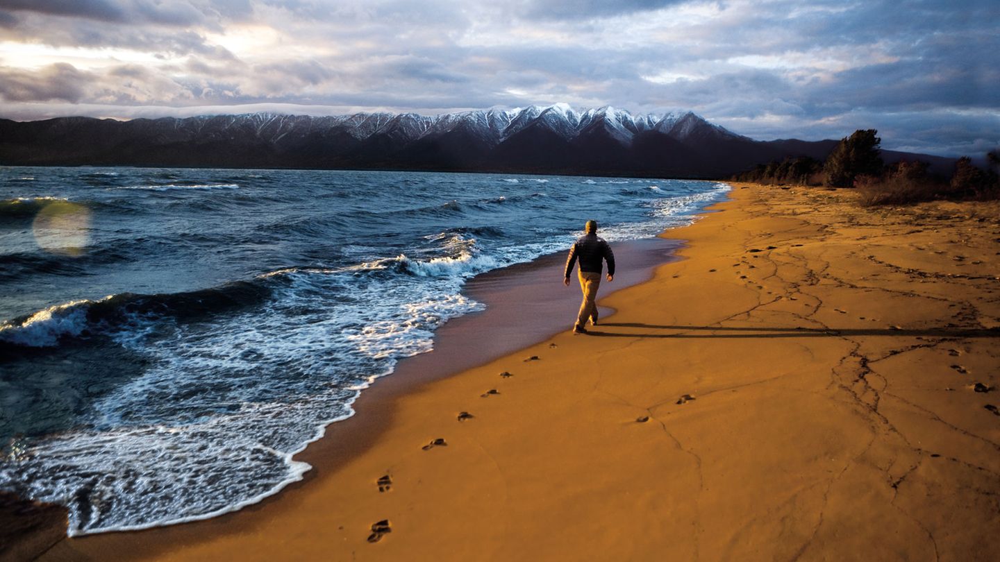 Geat Baikal Tail, Russland  Dieser Fernwanderweg soll einmal rund um den ältesten und tiefsten See der Welt führen. Noch ist er nicht fertiggestellt, aber ein leicht zugänglicher Abschnitt von 58 Kilometern Länge beginnt in Listwjanka, einem eigenwilligen Kurort, und führt am Seeufer entlang bis zur Gemeinde Bolschie Goloustnoje, von wo aus man per Bus nach Irkutsk gelangt.
