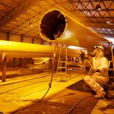 Finale Beschichtung der Masten mit der Spritzpistole