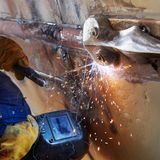 Fixierung des Endstücks einer Schutzleiste am Heck