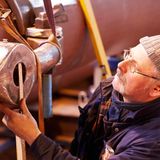 Mit Laser wird das Traggeschirr an einer der Rahen auf den Millimeter genau vermessen