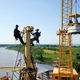 Industriekletterer bereiten am Besanmast die Montage der Stenge vor