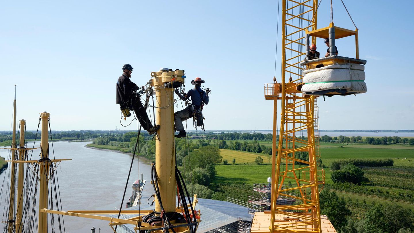 Industriekletterer bereiten am Besanmast die Montage der Stenge vor