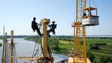 Industriekletterer bereiten am Besanmast die Montage der Stenge vor