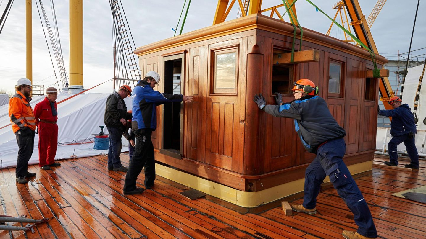 Das Kartenhaus wird per Kran an Bord gehievt