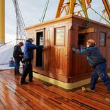 Das Kartenhaus wird per Kran an Bord gehievt