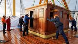 Das Kartenhaus wird per Kran an Bord gehievt