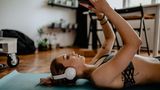 Frau lernt beim Sport