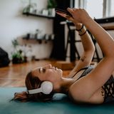 Frau lernt beim Sport