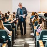 Fernunterricht  Formen: Mit Fernunterricht ist nahezu jedes Bildungsziel erreichbar, das Angebot ist groß.  Vorteile: flexible Zeiteinteilung trotz Unterrichtsplan, Mischform aus E-Learning und Unterricht (nur zu Prüfungen oder besonderen Terminen treffen Lernenden aufeinander), Audio-Unterricht, Videos zur Unterstützung, Webinare.  Nachteile: eigene Disziplin ist erforderlich, vor allem neben einem Vollzeitjob ist das Lernpensum hoch.  Für wen geeignet: Menschen, die neben dem Job noch einen Studien- oder Schulabschluss erreichen wollen.