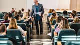 Fernunterricht  Formen: Mit Fernunterricht ist nahezu jedes Bildungsziel erreichbar, das Angebot ist groß.  Vorteile: flexible Zeiteinteilung trotz Unterrichtsplan, Mischform aus E-Learning und Unterricht (nur zu Prüfungen oder besonderen Terminen treffen Lernenden aufeinander), Audio-Unterricht, Videos zur Unterstützung, Webinare.  Nachteile: eigene Disziplin ist erforderlich, vor allem neben einem Vollzeitjob ist das Lernpensum hoch.  Für wen geeignet: Menschen, die neben dem Job noch einen Studien- oder Schulabschluss erreichen wollen.