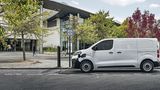 An einer 100 kW-Schnellladestation, ist 50 kWh-Batterie in 30 Minuten und die 75 kWh-Akkus in nur 45 Minuten bis zu 80 Prozent w