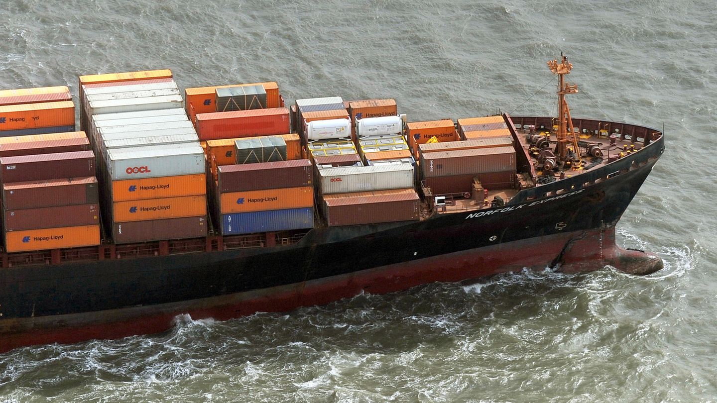 Ein Containerschiff der Hapag Lloyd Reederei