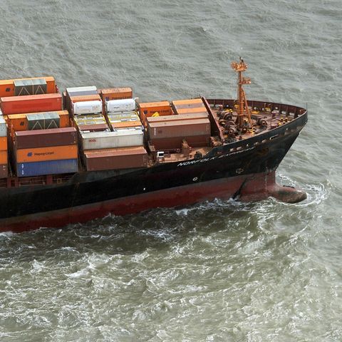 Ein Containerschiff der Hapag Lloyd Reederei