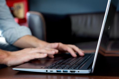 Mann an PC - Cookies löschen
