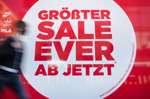 Der Modehandel wirbt, wie hier in Düsseldorf, mit Rabatten