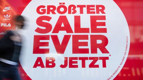 Der Modehandel wirbt, wie hier in Düsseldorf, mit Rabatten