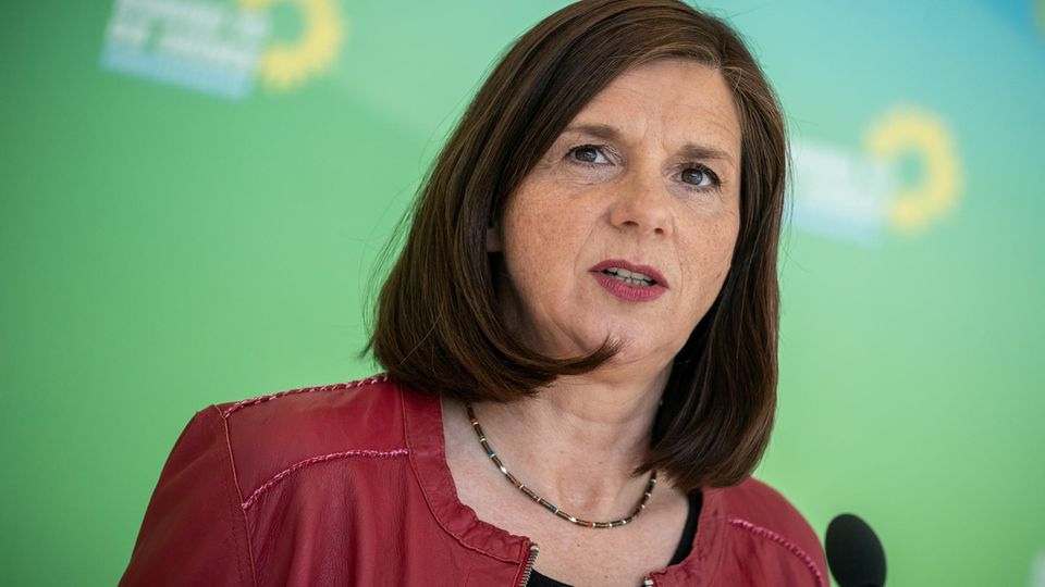 Katrin Göring-Eckardt spricht in ein Mikrofon