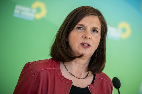 Katrin Göring-Eckardt spricht in ein Mikrofon