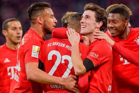 Jubelnde Bayern-Spieler - DFL legt Abbruch-Notfallplan vor